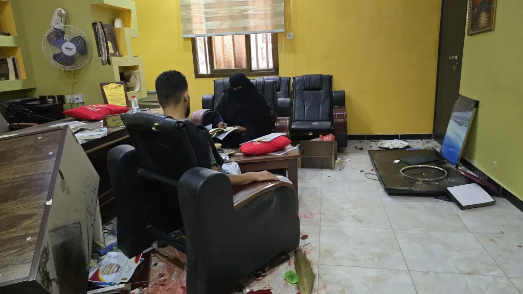 اللجنة الوطنية للتحقيق تبدأ معاينة وتوثيق واقعة الاعتداء على صحيفة عدن الغد